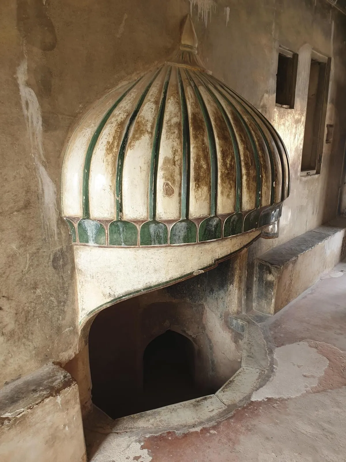 Queen’s bathroom fireplace at Amber Palace, India
